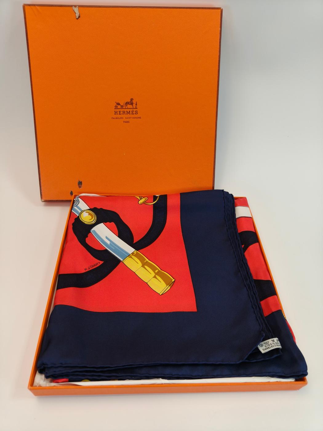 爱马仕 (HERMES) 90 号 Eperon d'or 金色马刺红 x 海军蓝方巾，参考编号：10155