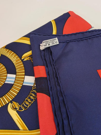 爱马仕 (HERMES) 90 号 Eperon d'or 金色马刺红 x 海军蓝方巾，参考编号：10155