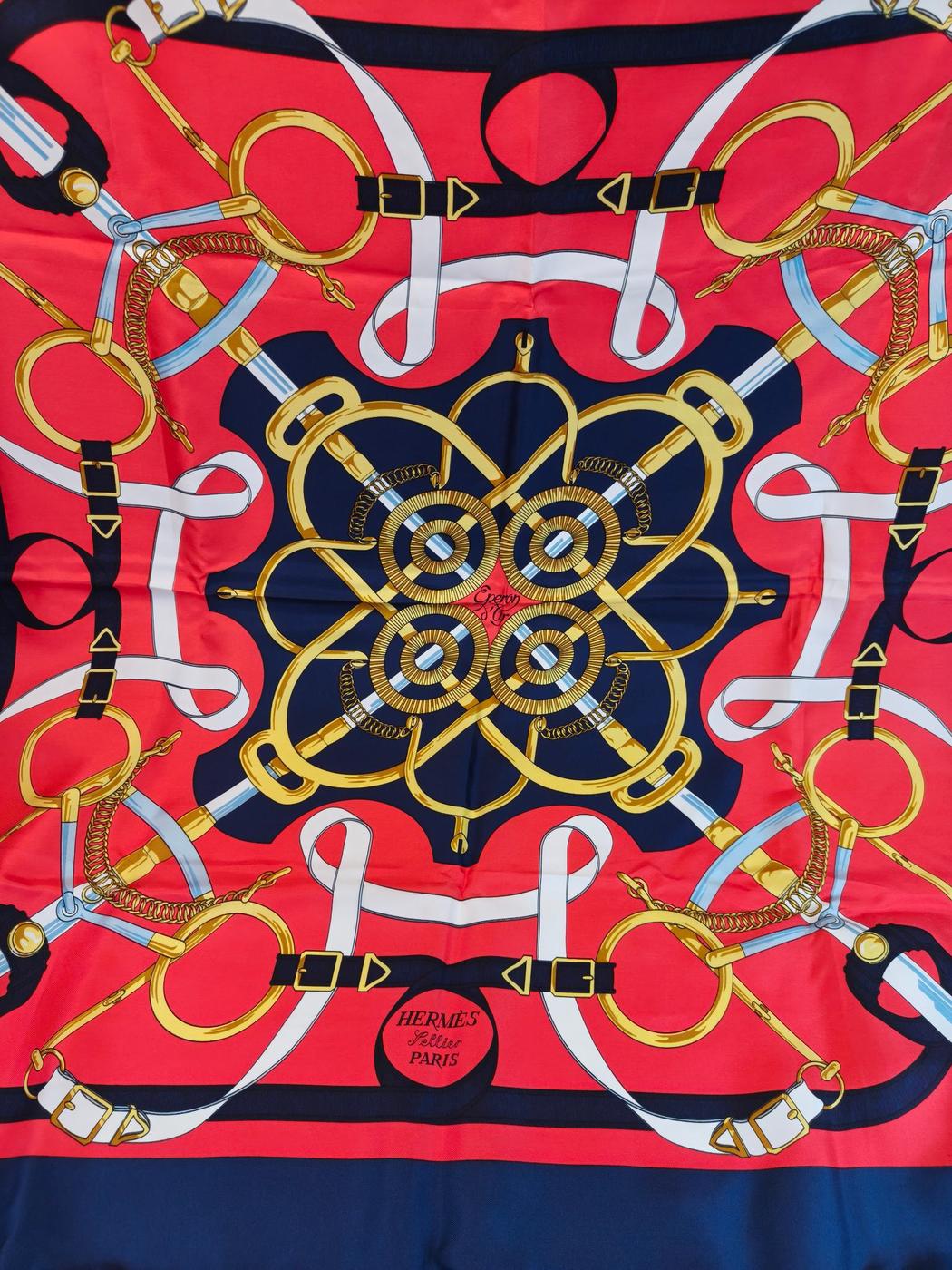 爱马仕 (HERMES) 90 号 Eperon d'or 金色马刺红 x 海军蓝方巾，参考编号：10155