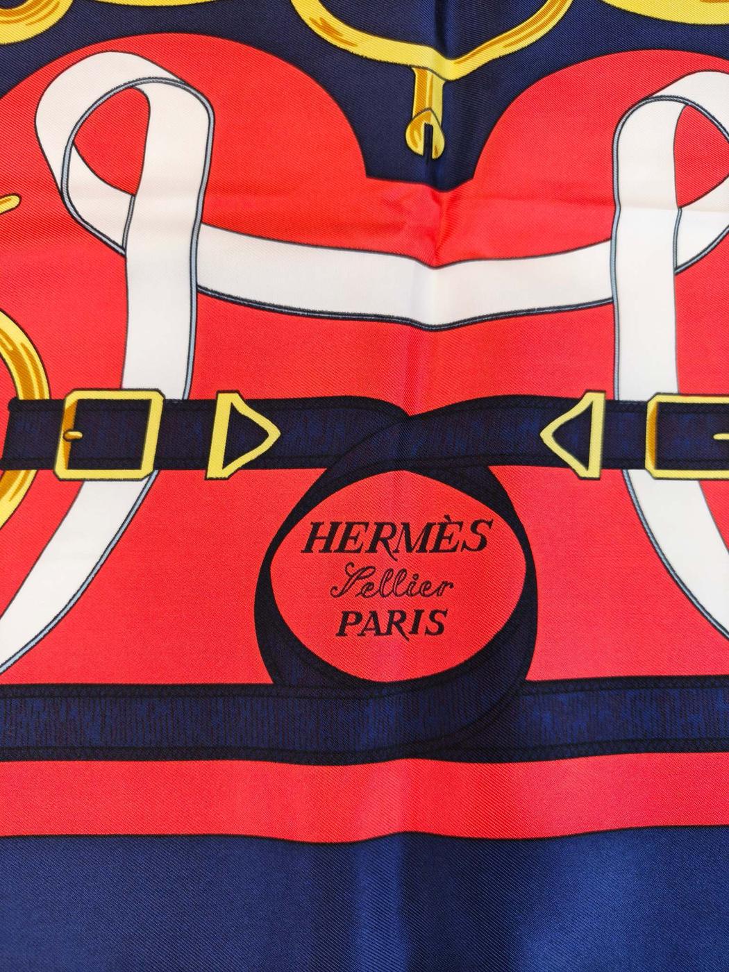 爱马仕 (HERMES) 90 号 Eperon d'or 金色马刺红 x 海军蓝方巾，参考编号：10155