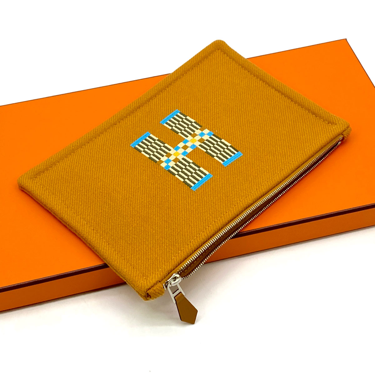 爱马仕 H Natte PM 干邑色扁平手拿包，饰以棕色刺绣。参考编号：7957。