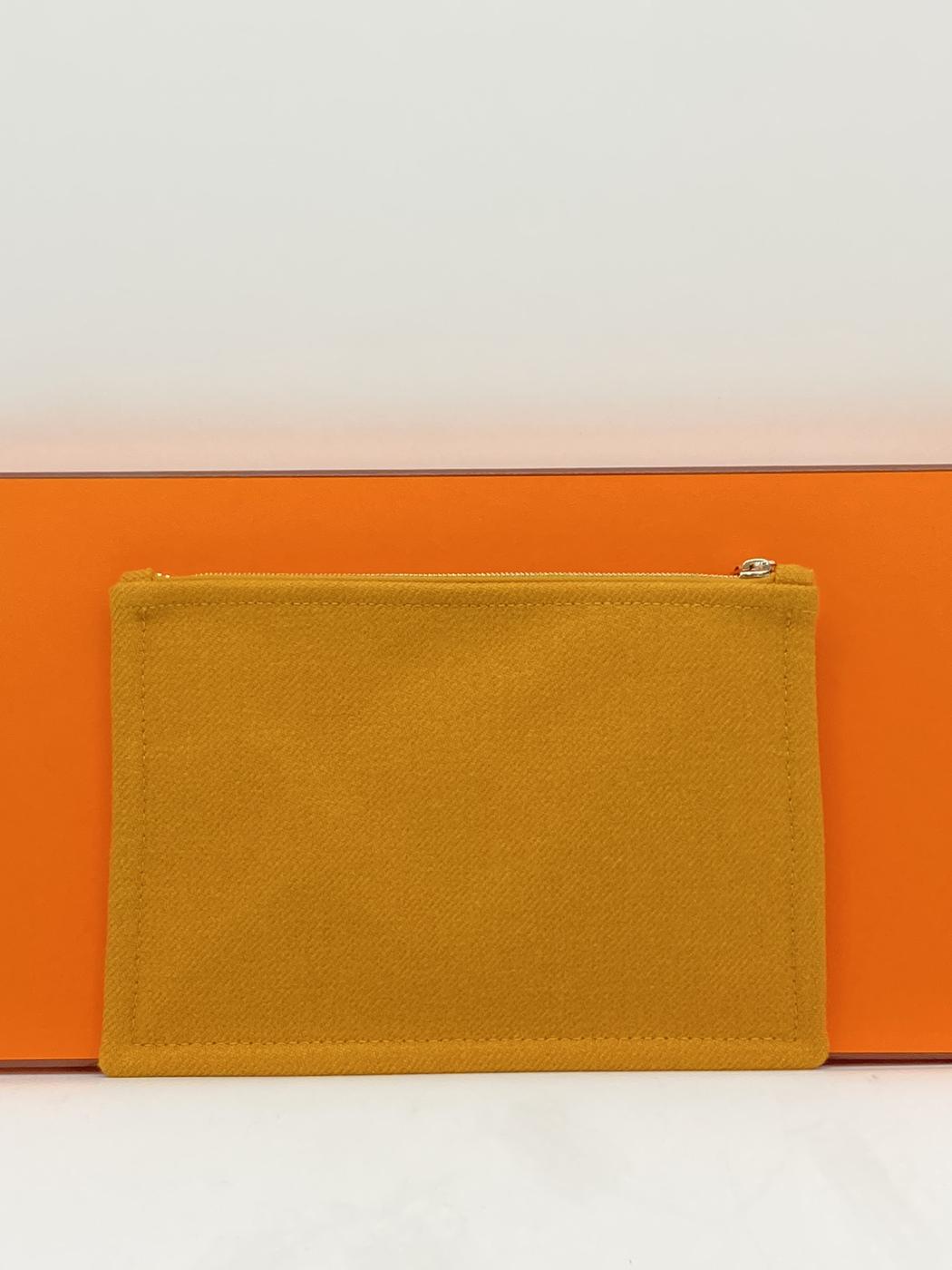 爱马仕 H Natte PM 干邑色扁平手拿包，饰以棕色刺绣。参考编号：7957。