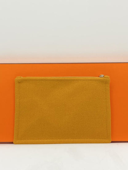 爱马仕 H Natte PM 干邑色扁平手拿包，饰以棕色刺绣。参考编号：7957。