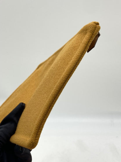 爱马仕 H Natte PM 干邑色扁平手拿包，饰以棕色刺绣。参考编号：7957。