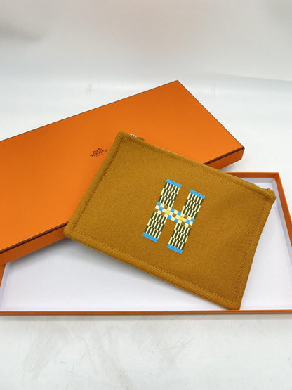 爱马仕 H Natte PM 干邑色扁平手拿包，饰以棕色刺绣。参考编号：7957。