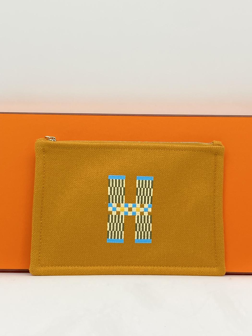 爱马仕 H Natte PM 干邑色扁平手拿包，饰以棕色刺绣。参考编号：7957。