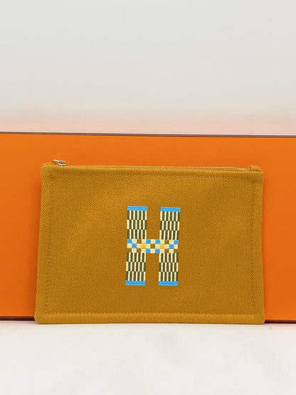 爱马仕 H Natte PM 干邑色扁平手拿包，饰以棕色刺绣。参考编号：7957。