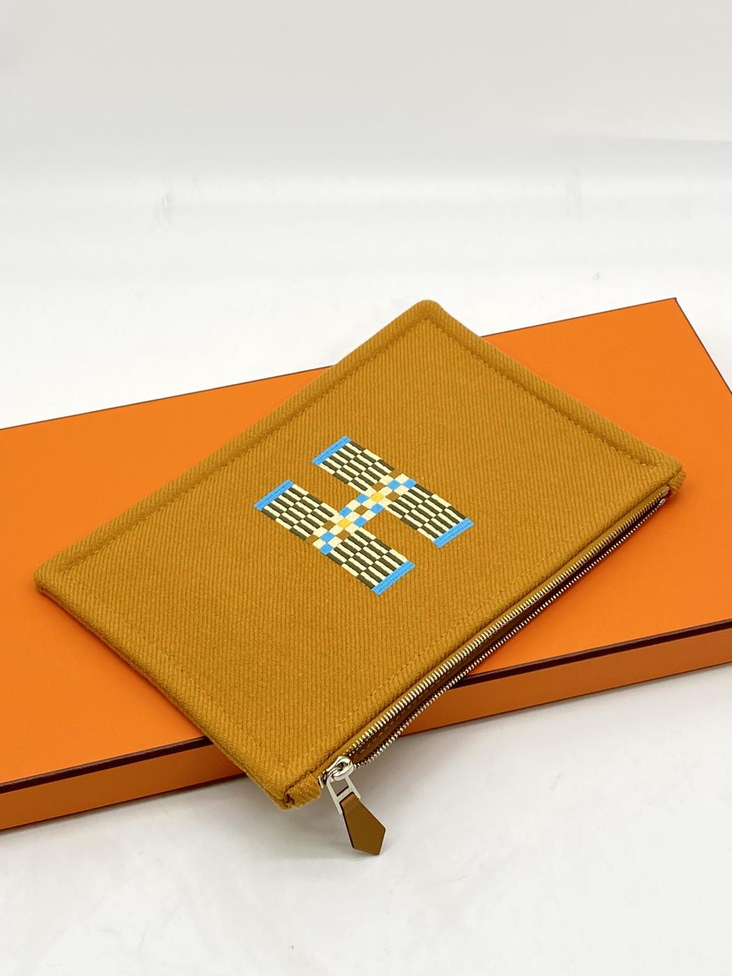 爱马仕 H Natte PM 干邑色扁平手拿包，饰以棕色刺绣。参考编号：7957。