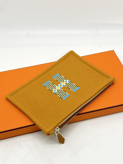 爱马仕 H Natte PM 干邑色扁平手拿包，饰以棕色刺绣。参考编号：7957。