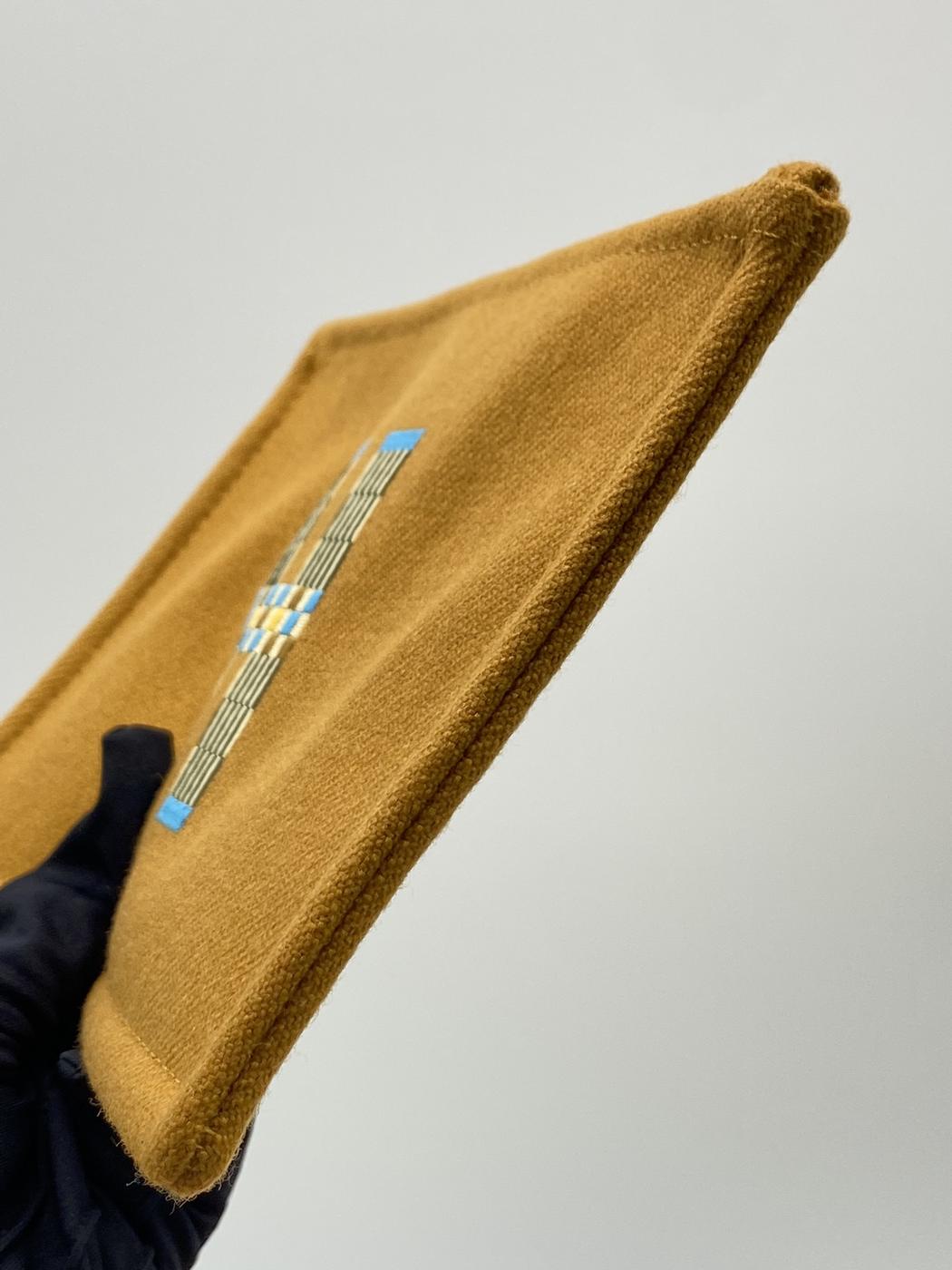 爱马仕 H Natte PM 干邑色扁平手拿包，饰以棕色刺绣。参考编号：7957。