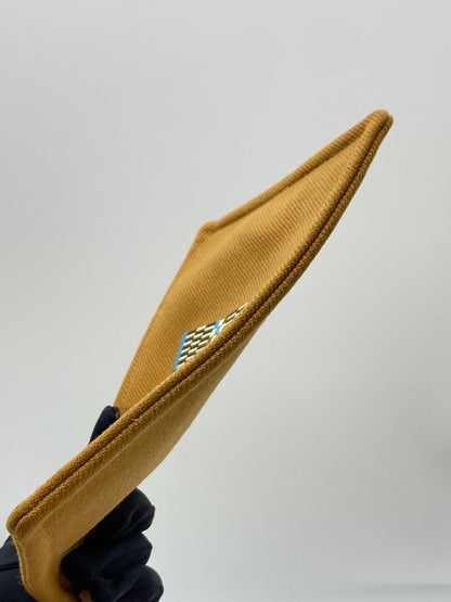 爱马仕 H Natte PM 干邑色扁平手拿包，饰以棕色刺绣。参考编号：7957。