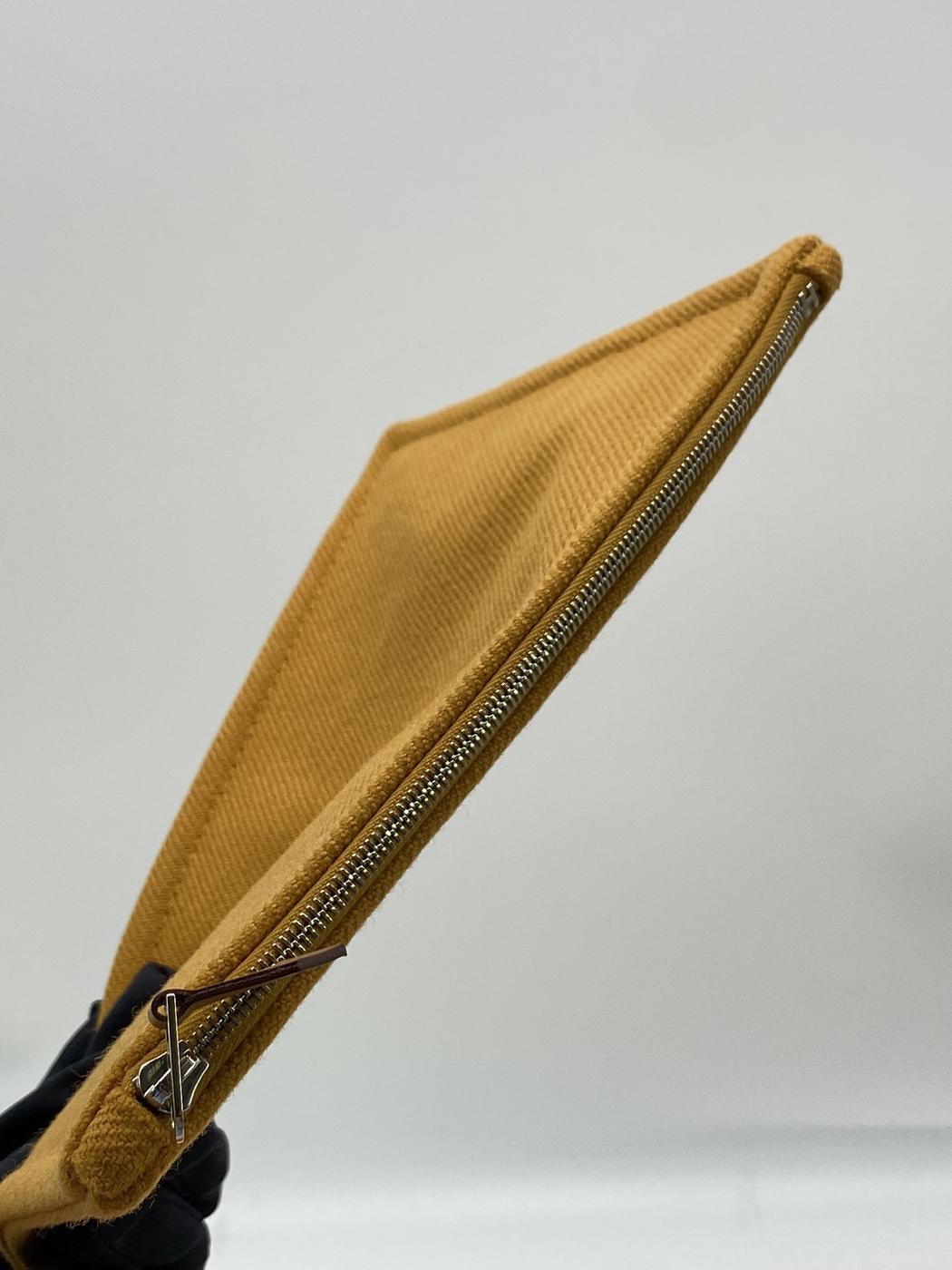 爱马仕 H Natte PM 干邑色扁平手拿包，饰以棕色刺绣。参考编号：7957。