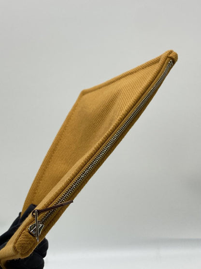 爱马仕 H Natte PM 干邑色扁平手拿包，饰以棕色刺绣。参考编号：7957。