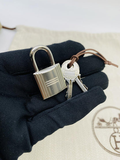 【近全新】爱马仕 Picotin Lock 18 PM Cazac Picotin Taurillon Clemence 皮革皮套，银色五金，双印记，参考编号：9165