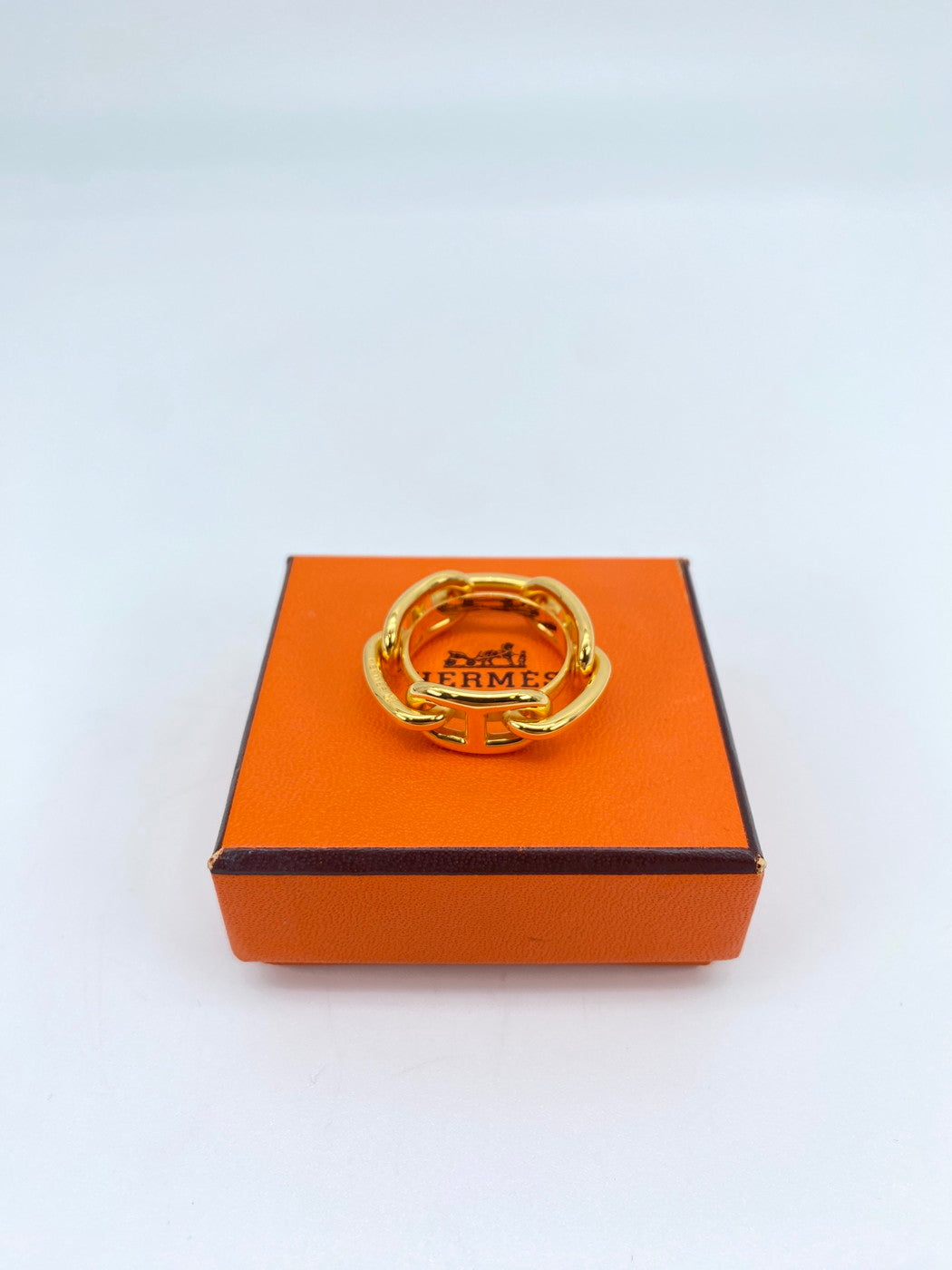 爱马仕 Chaine d'Ancre 金丝巾戒指。参考编号：9293。
