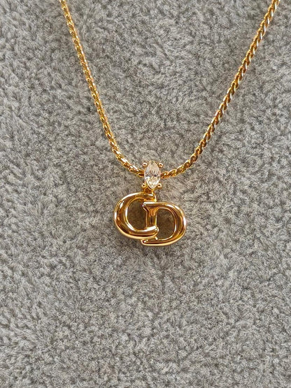 Dior 金色logo吊坠项链。货号：10063