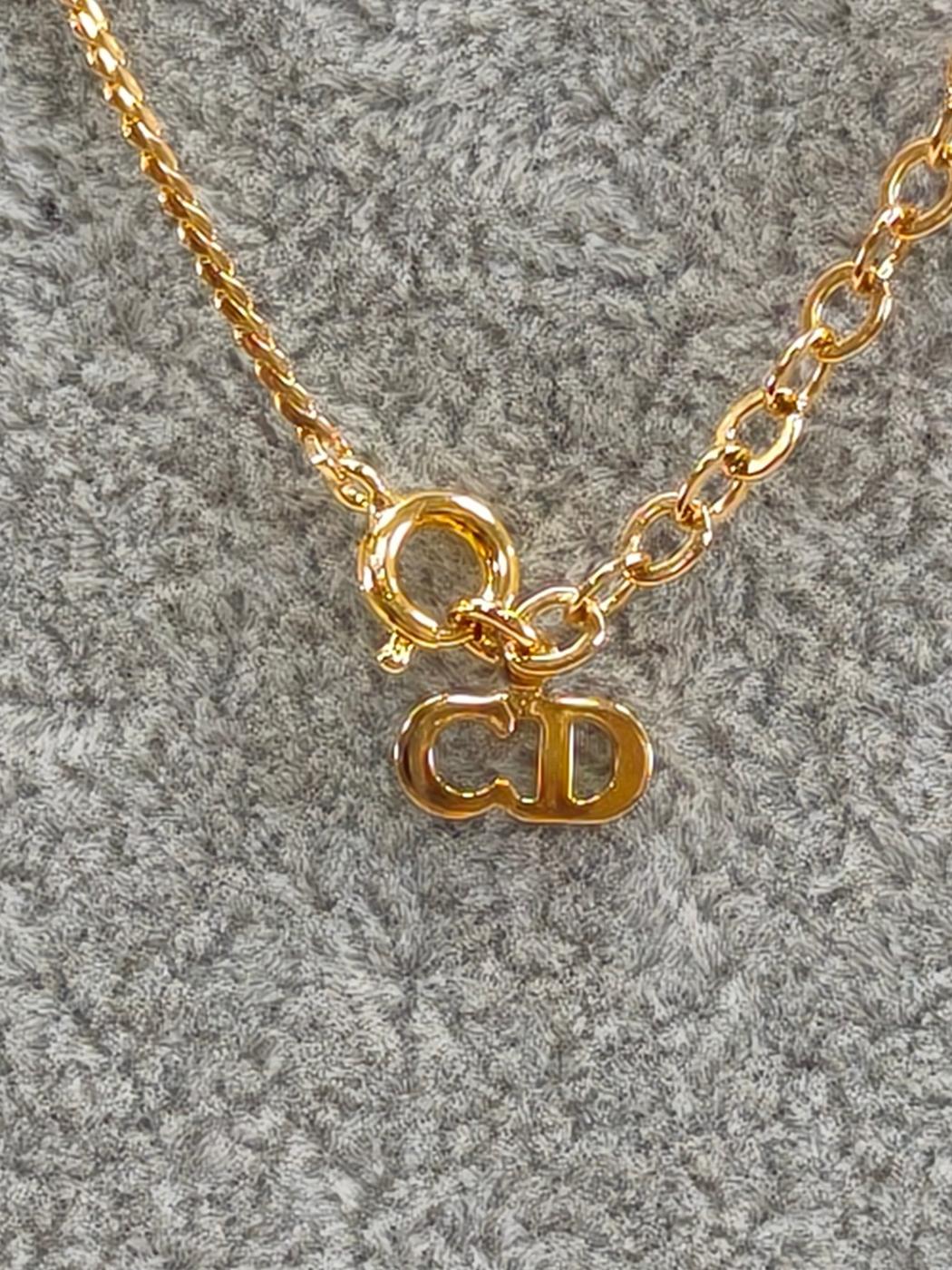 Dior 金色logo吊坠项链。货号：10063