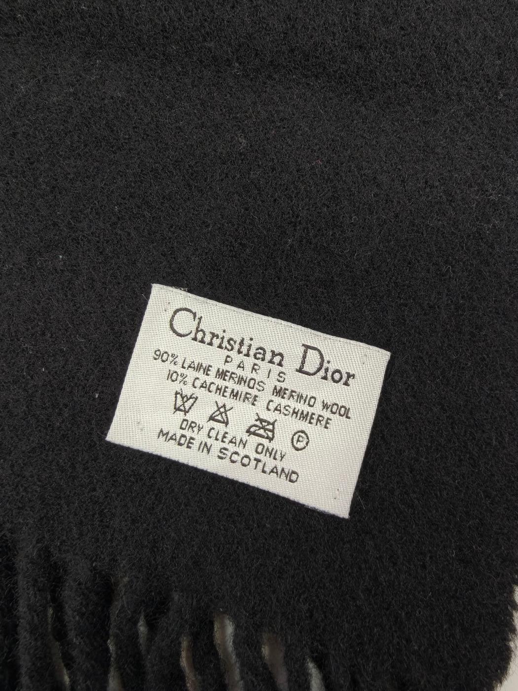 Christian Dior Dior 标志流苏围巾，羊毛和羊绒混纺，黑色。参考编号：10491。