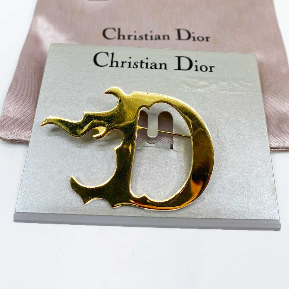 迪奥 (Christian Dior) D 字形标志胸针，饰以金色火焰图案。女士稀有复古单品。参考编号：7138。