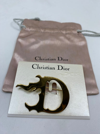 迪奥 (Christian Dior) D 字形标志胸针，饰以金色火焰图案。女士稀有复古单品。参考编号：7138。