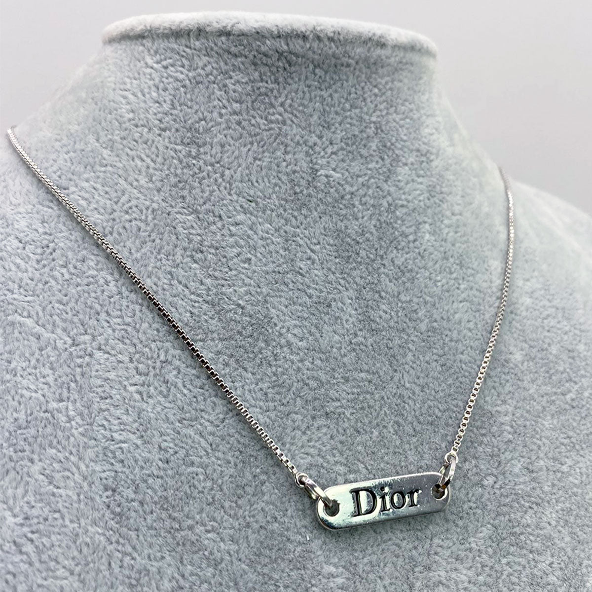 Christian Dior 椭圆形吊坠项链，饰有品牌标志，镀银材质，控制编号：8109