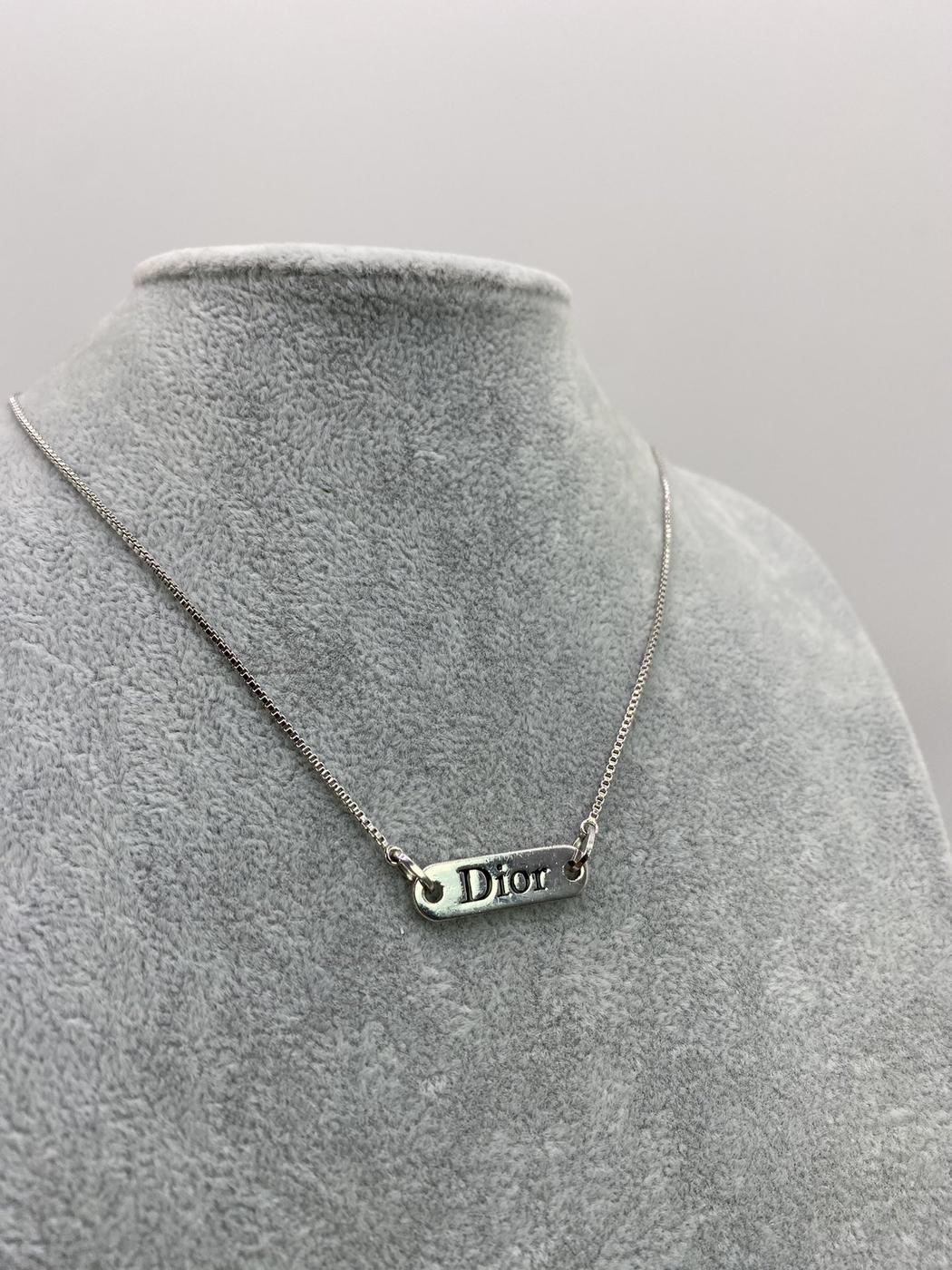 Christian Dior 椭圆形吊坠项链，饰有品牌标志，镀银材质，控制编号：8109