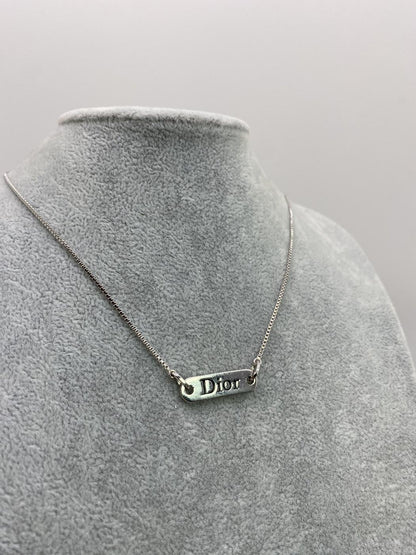 Christian Dior 椭圆形吊坠项链，饰有品牌标志，镀银材质，控制编号：8109