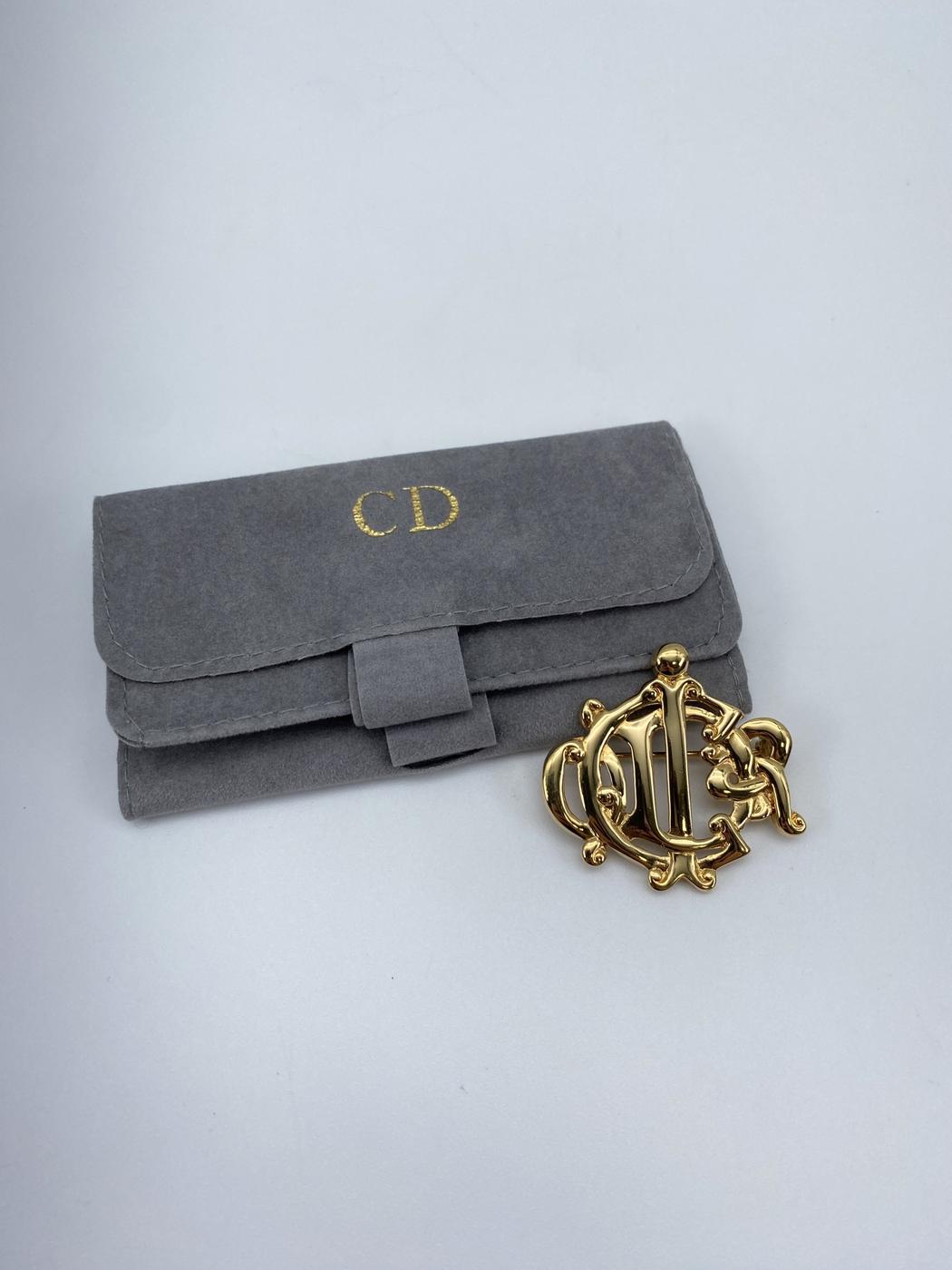 Christian Dior ディオール ロゴ エンブレム ブローチ 刻有 金 管理番号：9008