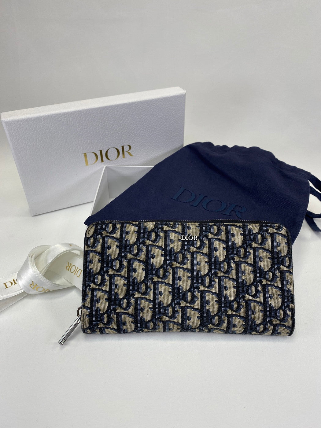 Christian Dior Trotter Oblique 提花拉链长款钱包，海军蓝帆布和皮革材质（产品代码：2ESBC252YSE）