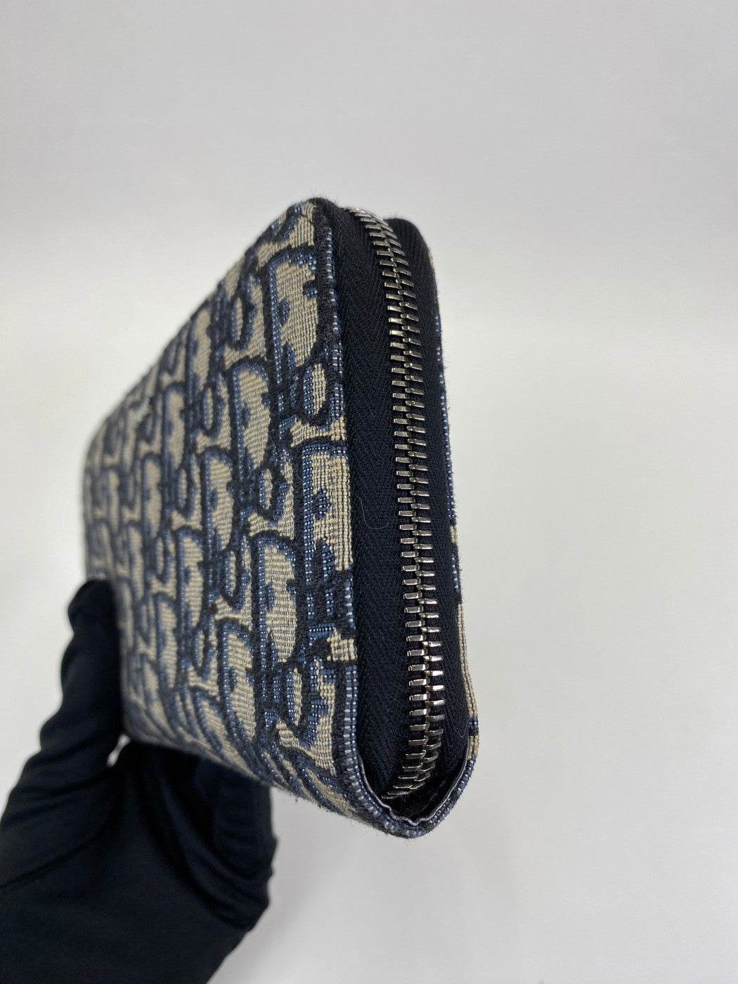 Christian Dior Trotter Oblique 提花拉链长款钱包，海军蓝帆布和皮革材质（产品代码：2ESBC252YSE）