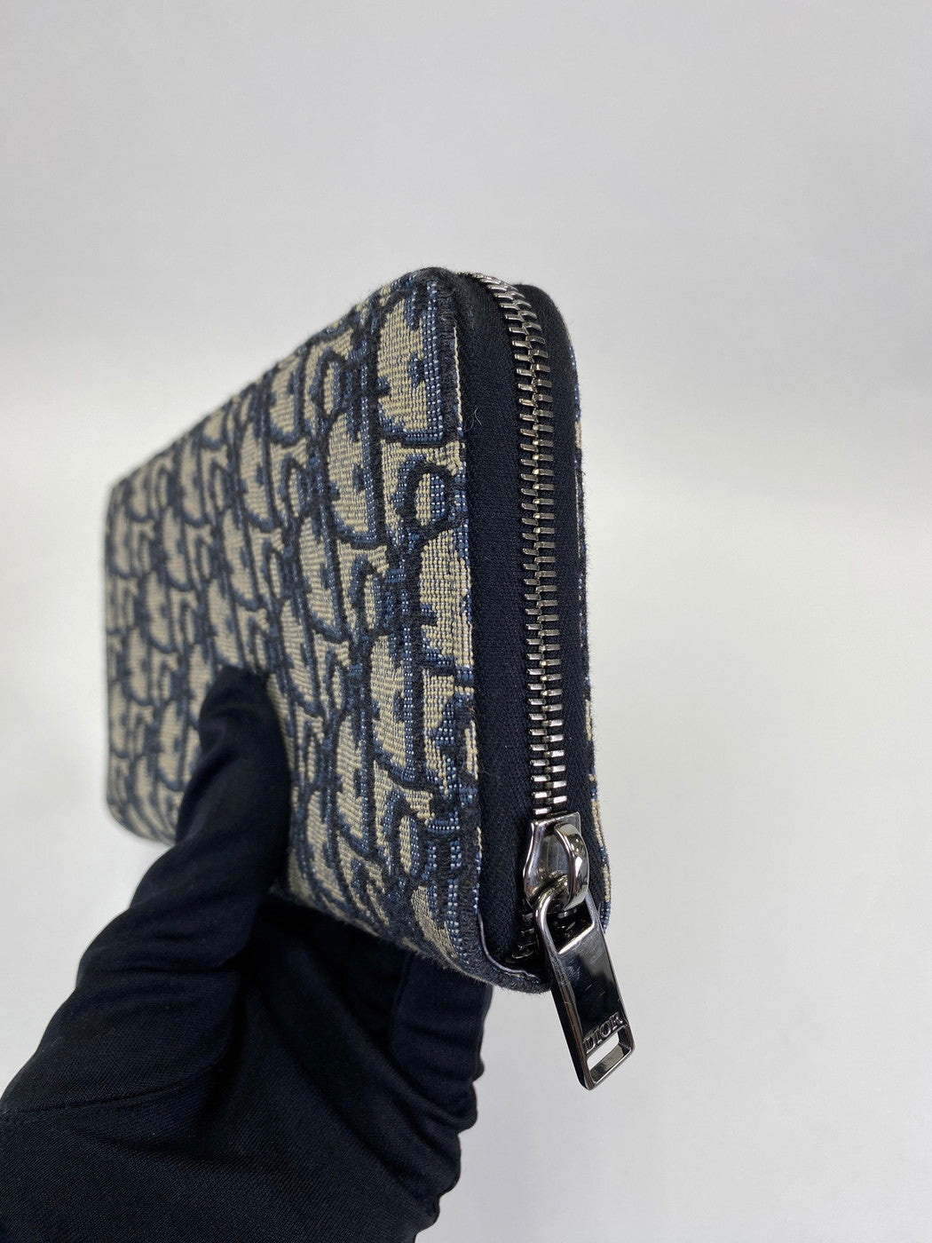 Christian Dior Trotter Oblique 提花拉链长款钱包，海军蓝帆布和皮革材质（产品代码：2ESBC252YSE）