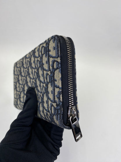 Christian Dior Trotter Oblique 提花拉链长款钱包，海军蓝帆布和皮革材质（产品代码：2ESBC252YSE）
