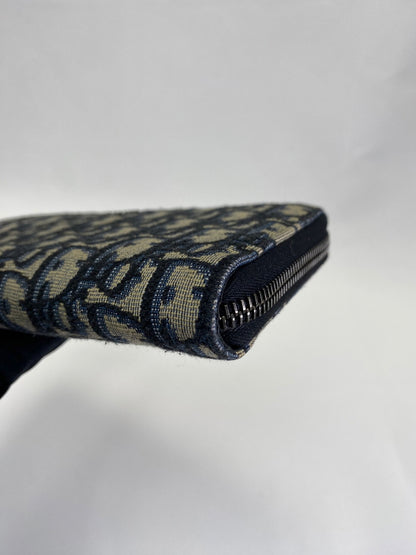 Christian Dior Trotter Oblique 提花拉链长款钱包，海军蓝帆布和皮革材质（产品代码：2ESBC252YSE）