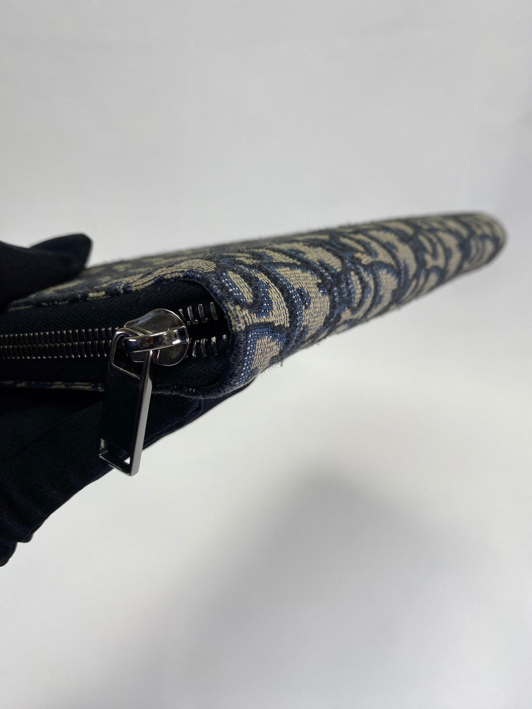 Christian Dior Trotter Oblique 提花拉链长款钱包，海军蓝帆布和皮革材质（产品代码：2ESBC252YSE）