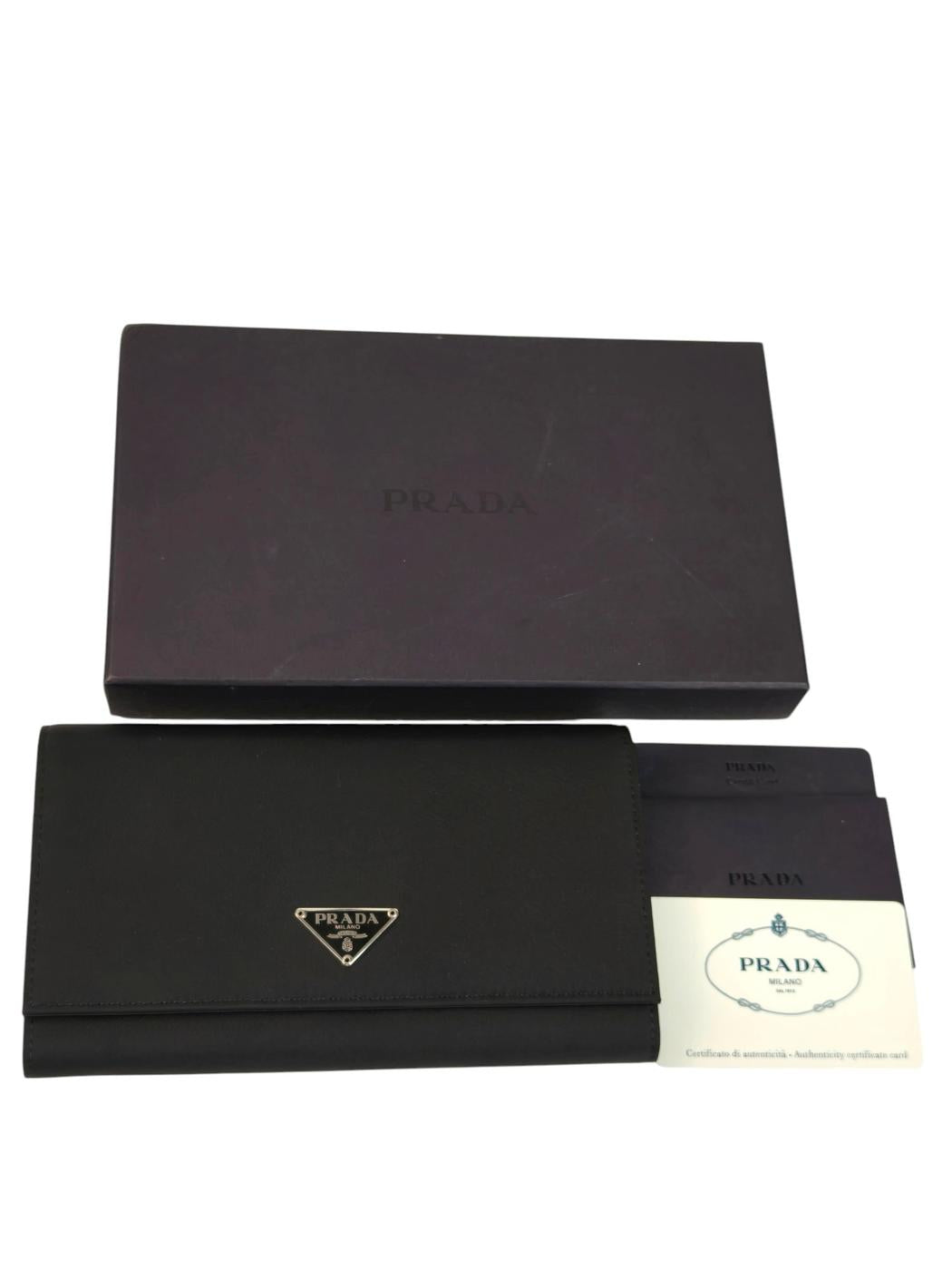 PRADA プラダ 三角ロゴ付き 二つ折り長財布 ブラック 管理番号：11546