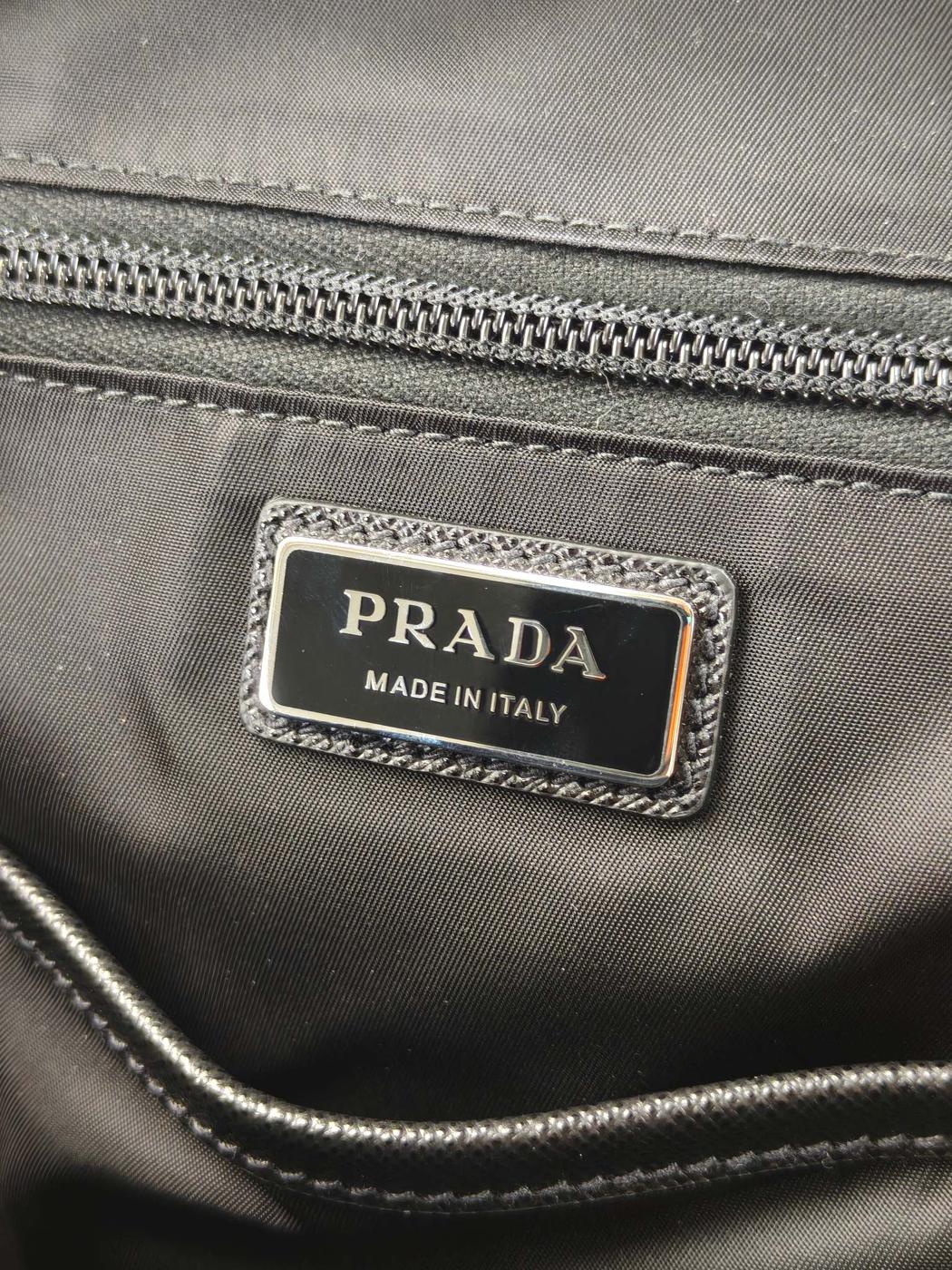 PRADA プラダ 三角ロゴ付き ナイロン ボディーバッグ バックパック ブラック　 管理番号：11548
