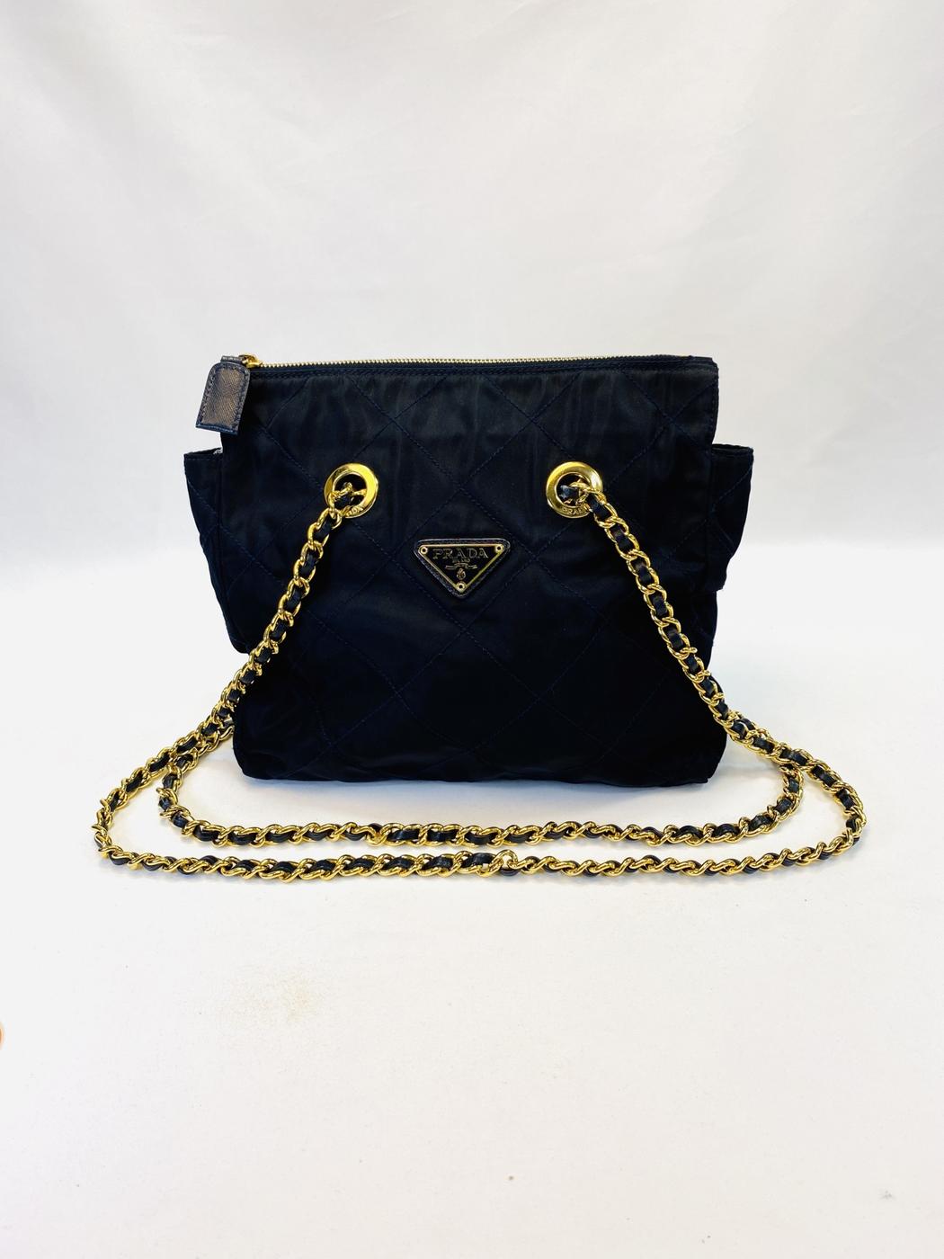 PRADA 黑色尼龙材质三角形Logo绗缝链条单肩包。参考编号：9641。