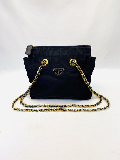 PRADA 黑色尼龙材质三角形Logo绗缝链条单肩包。参考编号：9641。