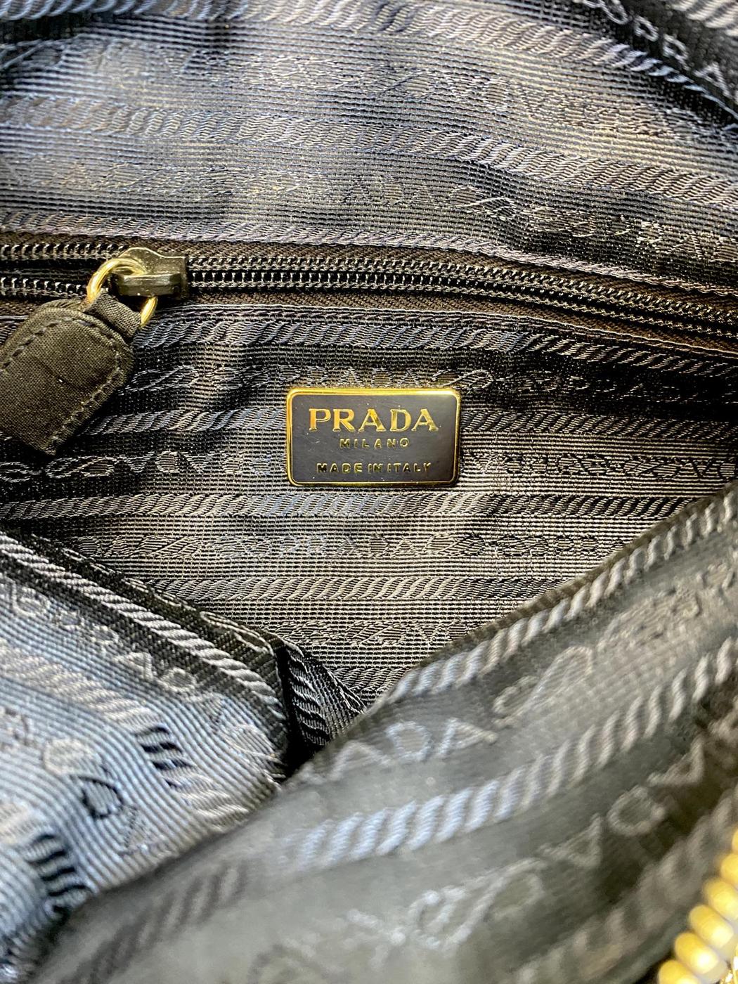 PRADA 黑色尼龙材质三角形Logo绗缝链条单肩包。参考编号：9641。
