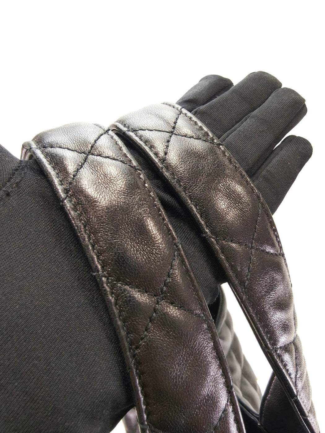 SAINT LAURENT PARIS Ikar 黑色羊皮超大号托特包。产品编号：10022。