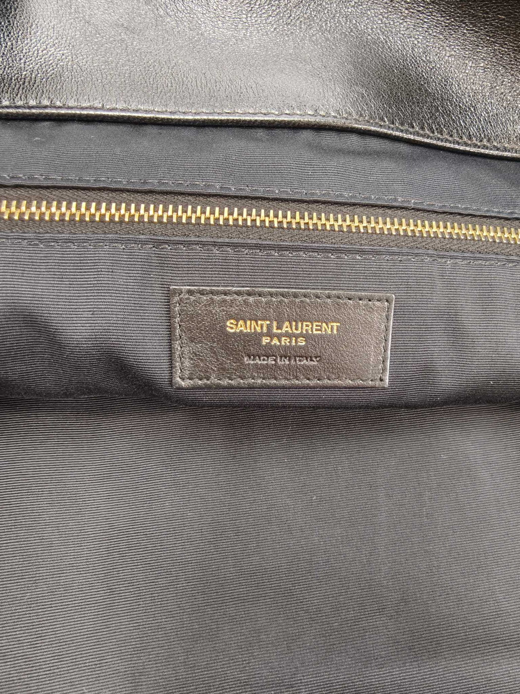 SAINT LAURENT PARIS Ikar 黑色羊皮超大号托特包。产品编号：10022。