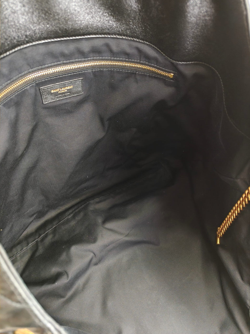 SAINT LAURENT PARIS Ikar 黑色羊皮超大号托特包。产品编号：10022。