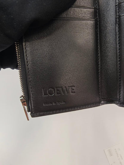LOEWE Anagram 竖款三折钱包，黑色，参考编号：10339