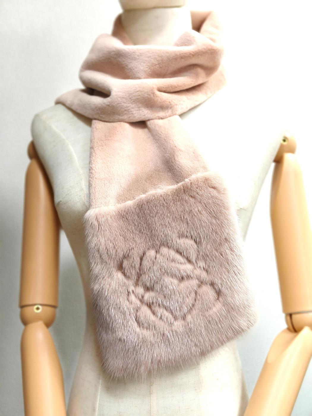 LOEWE Anagram 貂皮围巾，粉色，货号：10506