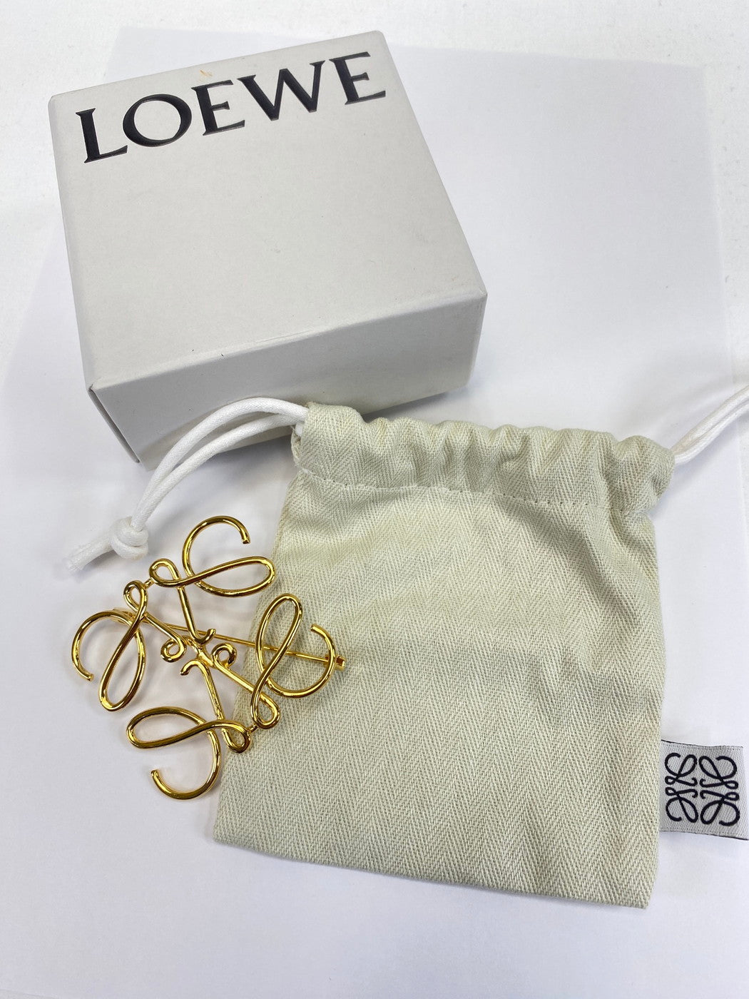 LOEWE Anagram 胸针 金色 控制编号：9546