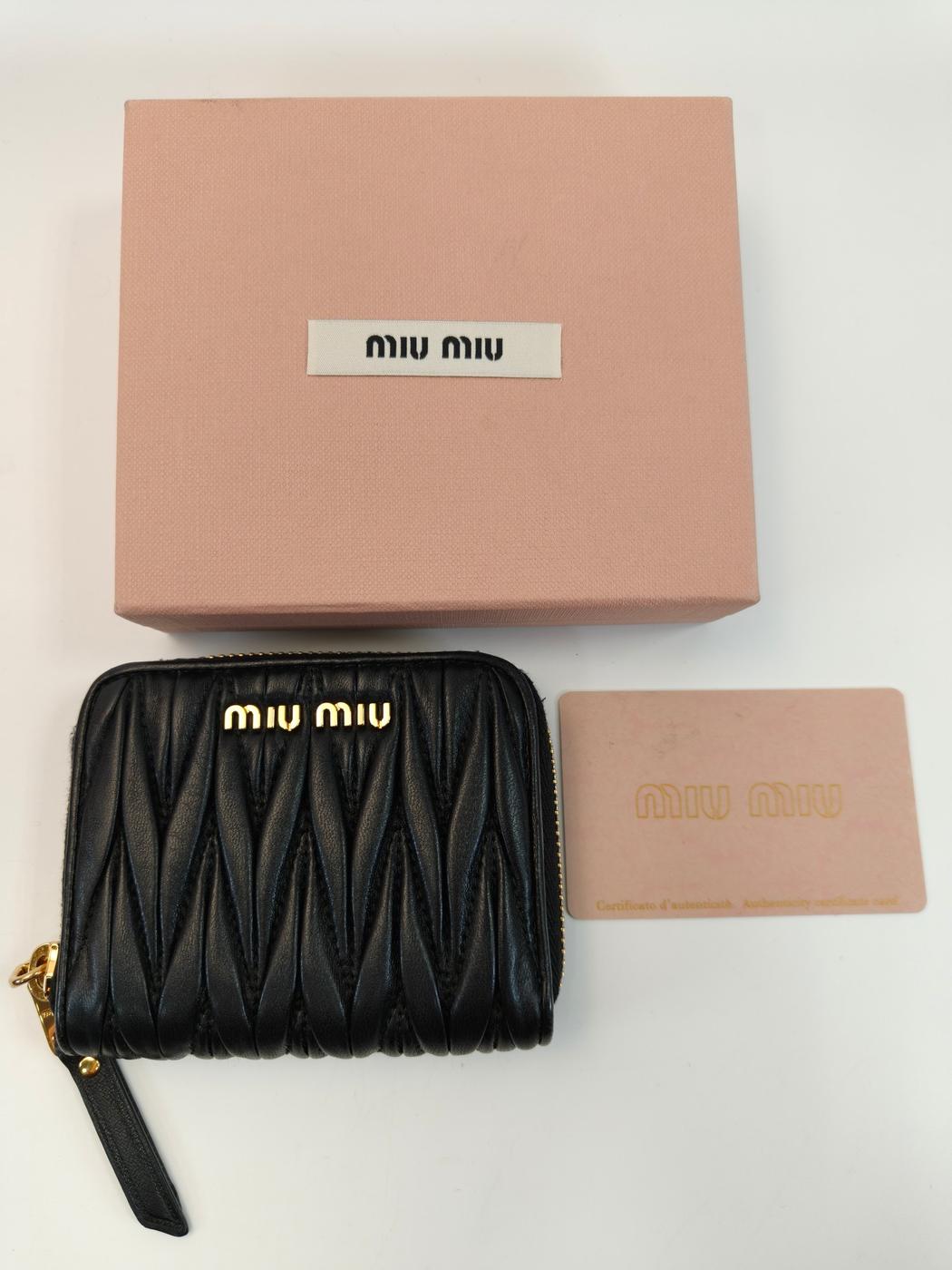 miumiu 缪缪 Matelasse 马特拉塞零钱包 卡包 迷你钱包 黑色 管理编号：10866
