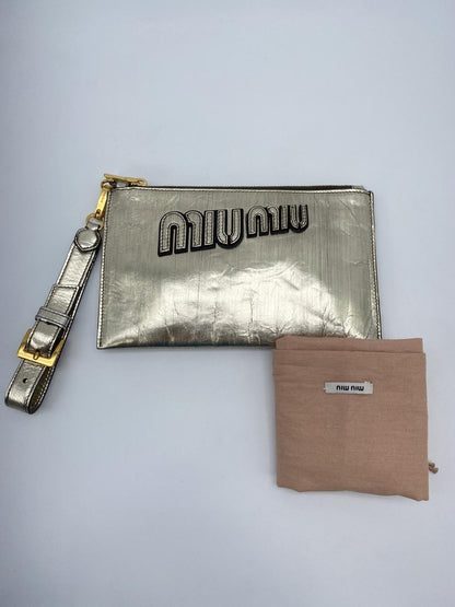 ミュウミュウ クラッチバッグ トラベルポーチ 2way ゴールド 管理番号：8901