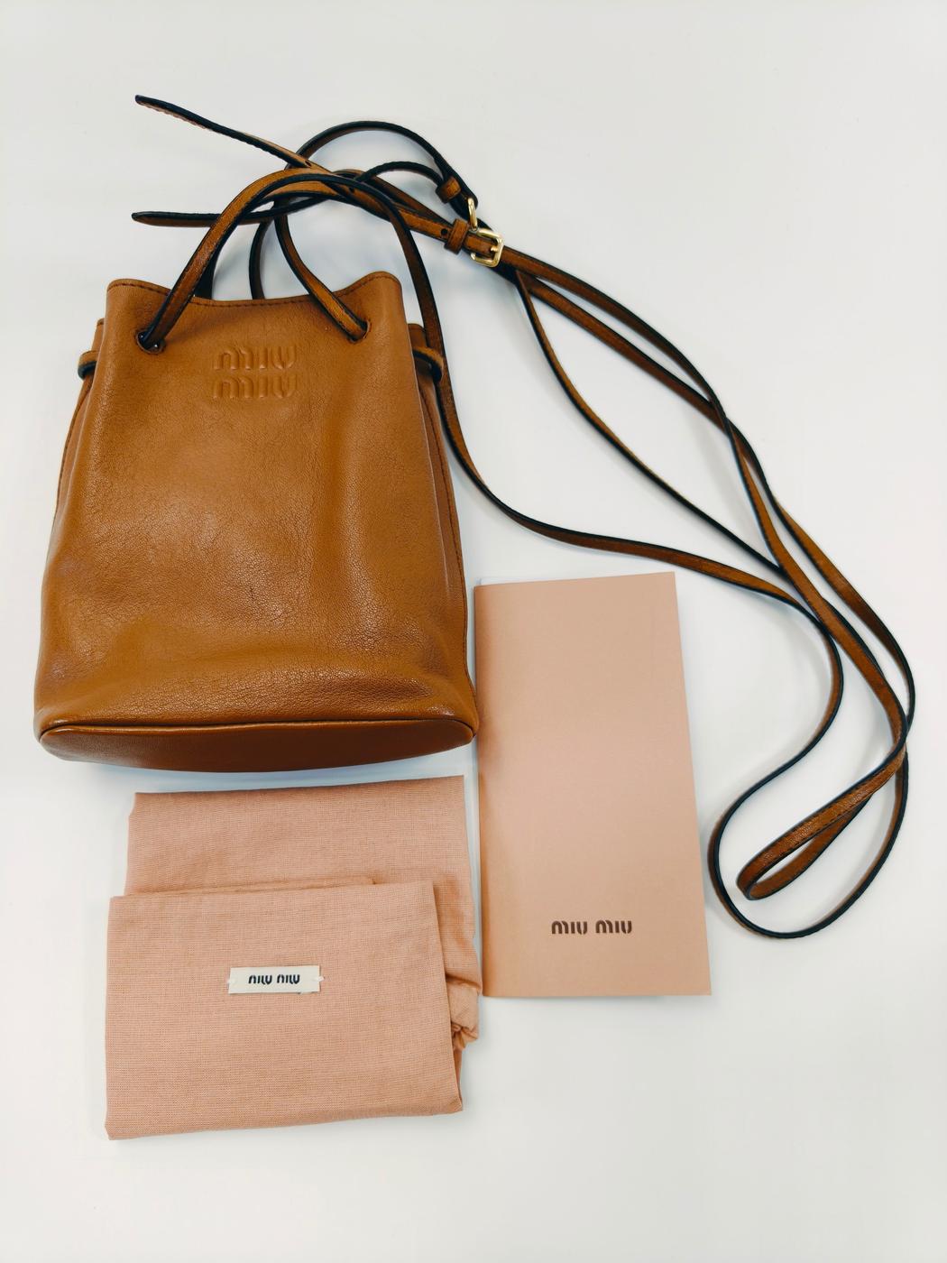 MIU MIU ミュウミュウ ナッパレザー ミニバッグ ミニショルダーバッグ ポシェット 巾着 ブラウン 斜め掛け 5NF460 管理番号：9739