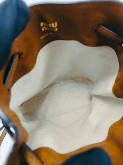 MIU MIU ミュウミュウ ナッパレザー ミニバッグ ミニショルダーバッグ ポシェット 巾着 ブラウン 斜め掛け 5NF460 管理番号：9739