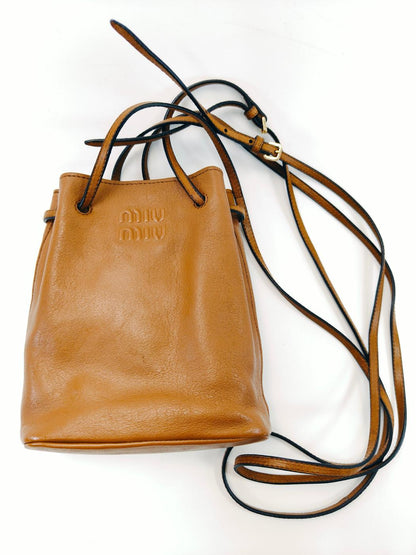 MIU MIU ミュウミュウ ナッパレザー ミニバッグ ミニショルダーバッグ ポシェット 巾着 ブラウン 斜め掛け 5NF460 管理番号：9739